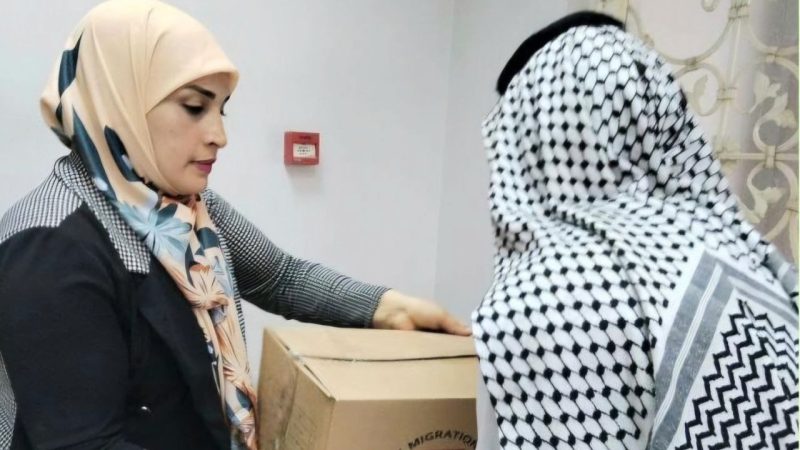 الهجرة توزع 1500 حصة إغاثية بين متضرري التصحر في المثنى