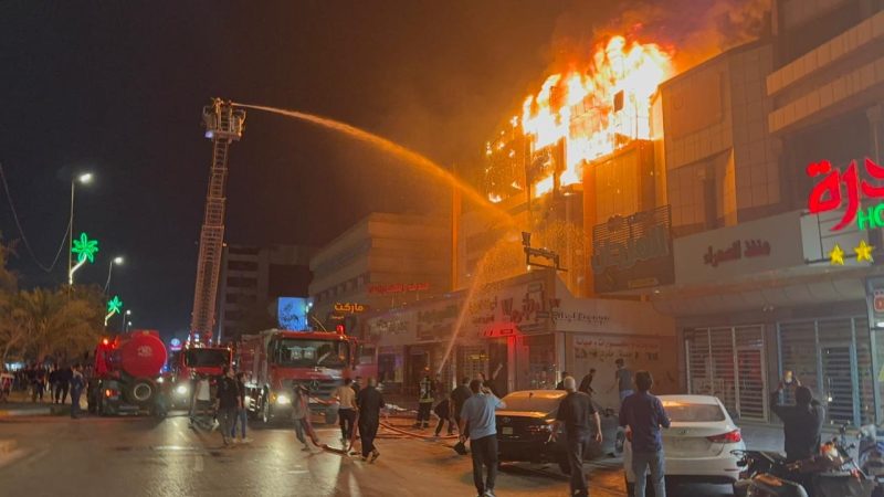 النيران نزلت من اعلى الى اسفل.. انقاذ 60 نزيلا من حريق فندق بكربلاء