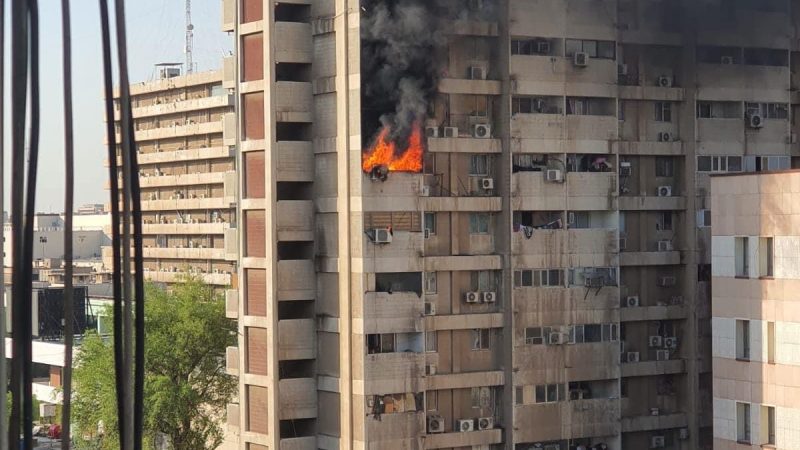 حريق “هائل” يلتهم إحدى الشقق السكنية في مجمع الصالحية ببغداد (فيديو)