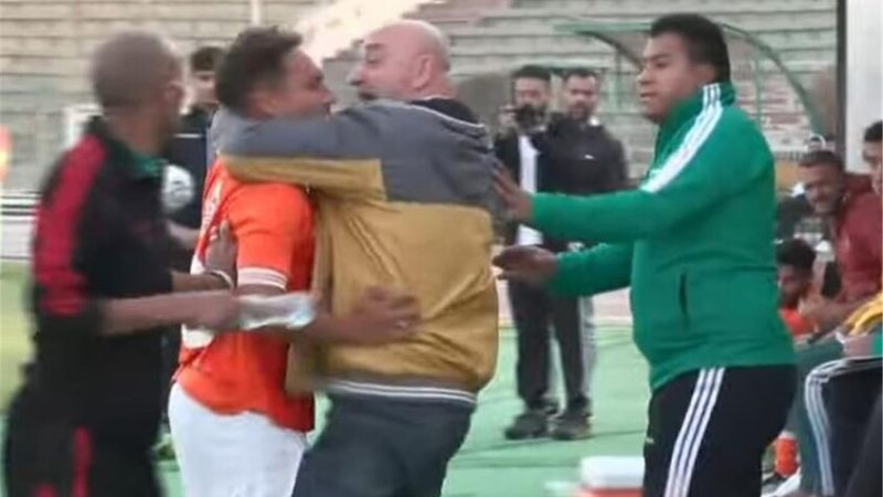 لاعب مصري يعتدي على مديره الفني أثناء المباراة يثير تفاعلا واسعا