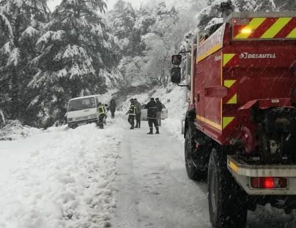 الجزائر.. إنقاذ 25 شخصا حاصرتهم الثلوج بولاية تيزي وزو (صور)