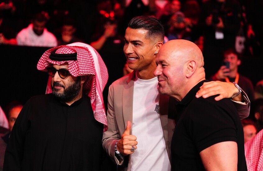 رد فعل رونالدو على هتاف الجماهير باسمه في سهرة “UFC” رفقة آل الشيخ (فيديو)