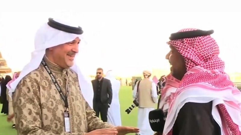 “كلنا معاريس اليوم”.. مراسل سعودي يمازح الأمير بندر بن خالد الفيصل والأخير يرد (فيديو)